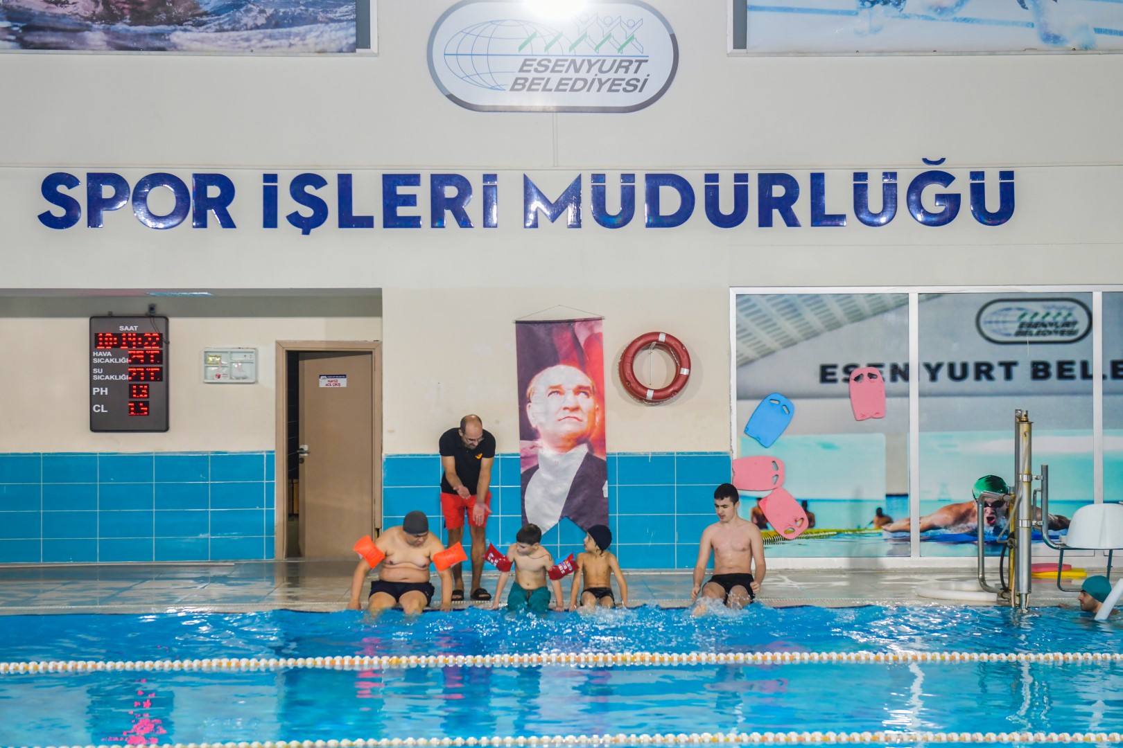 Esenyurt Belediyesinden Özel Bireylere Yüzme İle Terapi